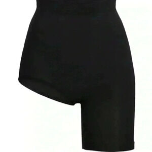 SKIMS- New in Box Solution Short #2 Color Onyx Size XXS/XS